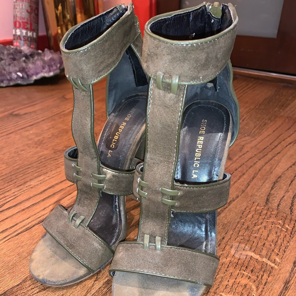 Heels - Picture 4 of 4